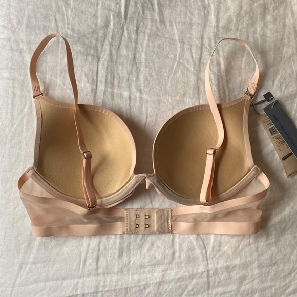 Elle Macpherson nude plunge bra - Picture 3 of 4